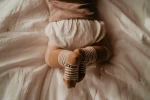 Skarpetki niemowlęce Stay-on-Socks, Camel & Sand / KipKep