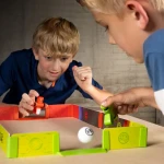 Piłkarzyki Foosbots. Boisko do gry. / Fat Brain Toys