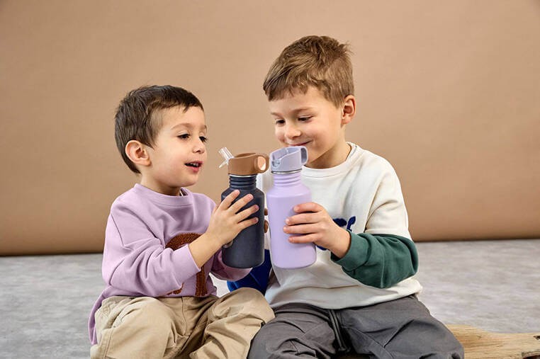 Bidon ze stali nierdzewnej z ustnikiem i uchwytem Little Gang, 500 ml - Smile navy / Lassig