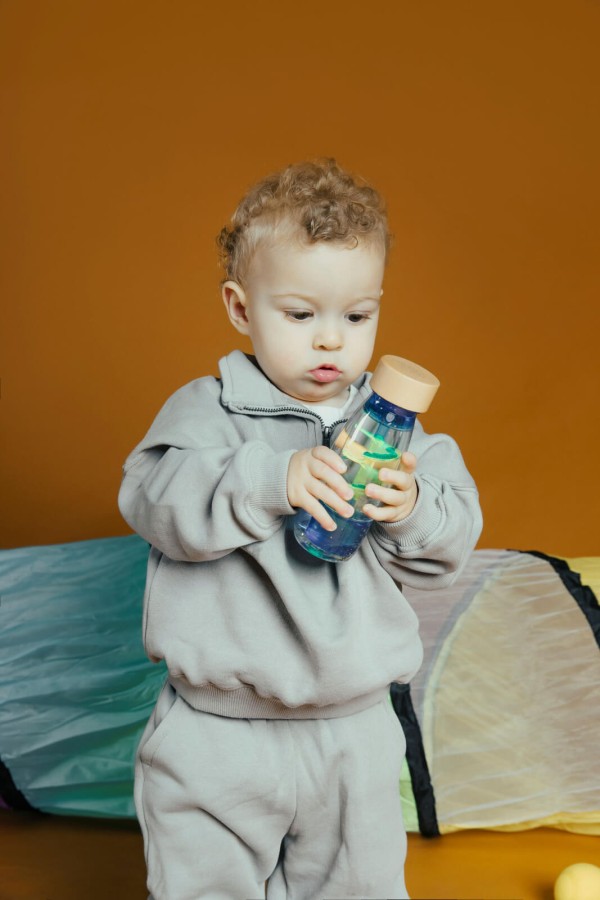 Butelka sensoryczna dwufazowa MOVE SPIRALA niebieska / Petit Boum