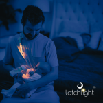 Innowacyjna lampka nocna nie zaburzająca fazy snu, przenośna, z klipsem i światłem kierunkowym / LatchLight