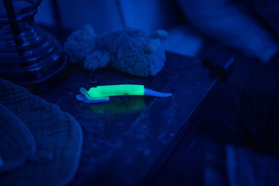 Innowacyjna lampka nocna nie zaburzająca fazy snu, przenośna, z klipsem i światłem kierunkowym / LatchLight