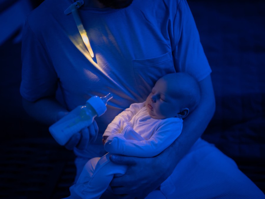 Innowacyjna lampka nocna nie zaburzająca fazy snu, przenośna, z klipsem i światłem kierunkowym / LatchLight