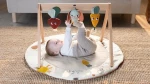 Gimnastyka, mata edukacyjna z drewnianym stojakiem Garden of Adventure / Tiny Love