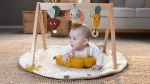 Gimnastyka, mata edukacyjna z drewnianym stojakiem Garden of Adventure / Tiny Love
