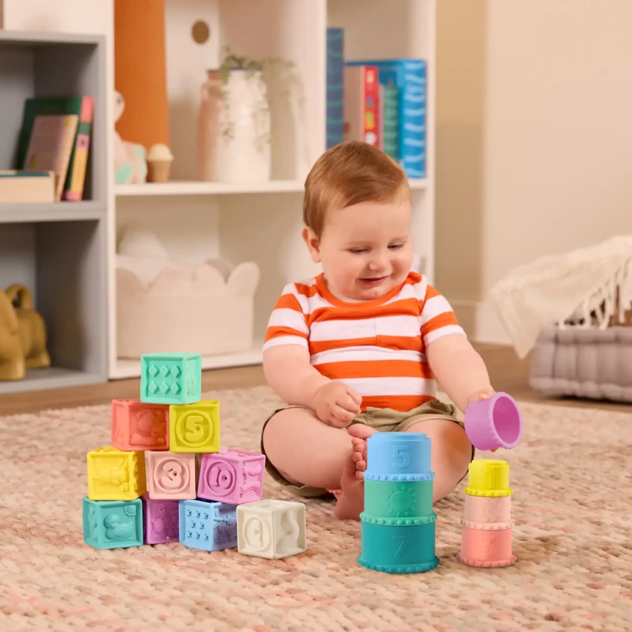 Stackin’ Squishies – miękkie kubeczki i klocki sensoryczne 2w1 / B.Toys