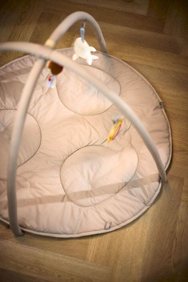 Mata edukacyjna z 3 zabawkami - Beige / Filibabba 