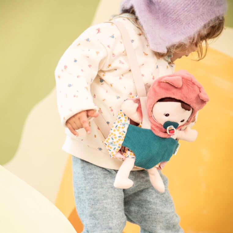 Lalka dzidziuś w nosidełku i z czapeczką Jeanne 18 m+ / Lilliputiens