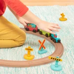 All Aboard – kolejka z torami i znakami 29 el., magnetyczne wagony 2+ / Battat