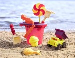 Sands Ahoy! – wiaderko z akcesoriami do piasku CZERWONE / B.Toys