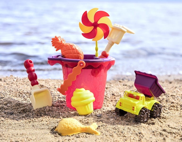 Sands Ahoy! – wiaderko z akcesoriami do piasku CZERWONE / B.Toys