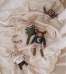 Dziergany królik z wełny alpaki - olive overalls / Main Sauvage
