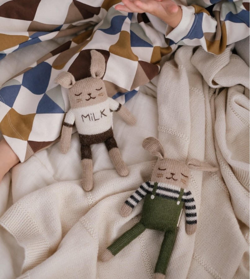 Dziergany królik z wełny alpaki - olive overalls / Main Sauvage