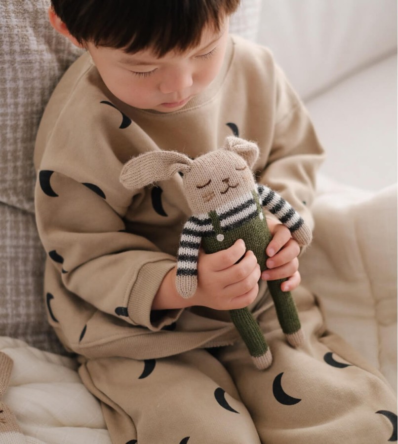 Dziergany królik z wełny alpaki - olive overalls / Main Sauvage