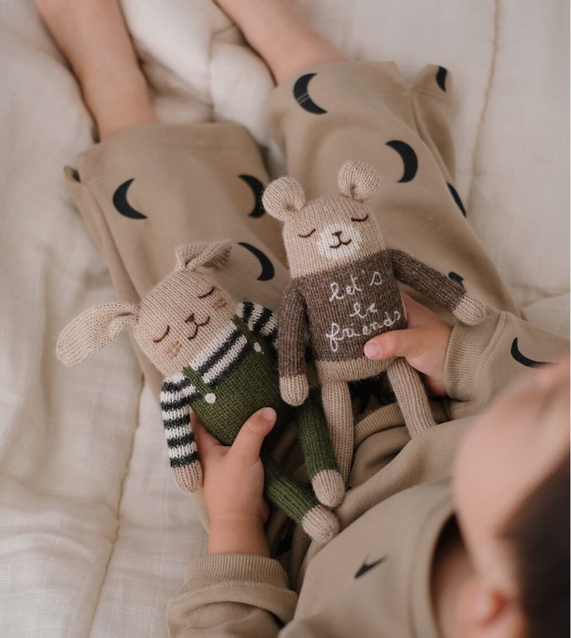 Dziergany królik z wełny alpaki - olive overalls / Main Sauvage