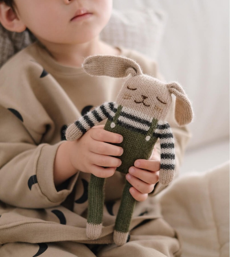 Dziergany królik z wełny alpaki - olive overalls / Main Sauvage