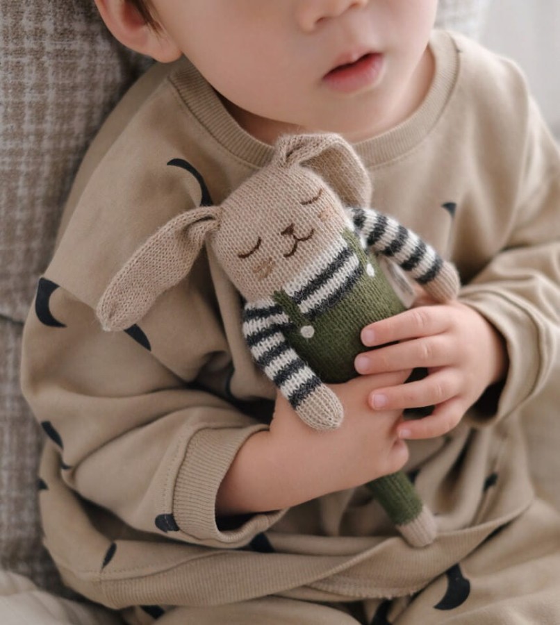 Dziergany królik z wełny alpaki - olive overalls / Main Sauvage