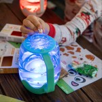 Zestaw sensoryczny DIY, świecący słoik z brokatami i figurkami Fun Fillers + naklejki gratis - ZOO / Glo Pals