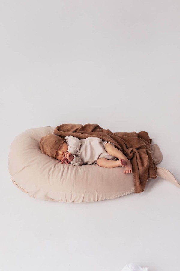 Poduszka ciążowa uniwersalna NEST - nugat / Puuki