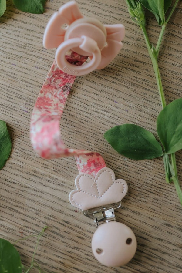 Drewniana zawieszka do smoczka - river rose / Elodie Details