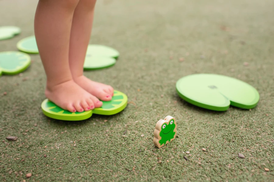 Ścieżka równoważna dla dzieci, Zbieraj żabki, utrzymaj równowagę / BS Toys