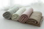 Kocyk ze 100% wełny merino light grey Lines - premium collection / My Memi