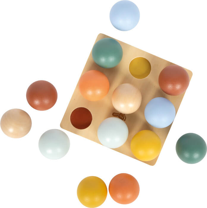 Edukacyjny sorter Montessori z drewnianymi kulkami i planszą / Small Foot