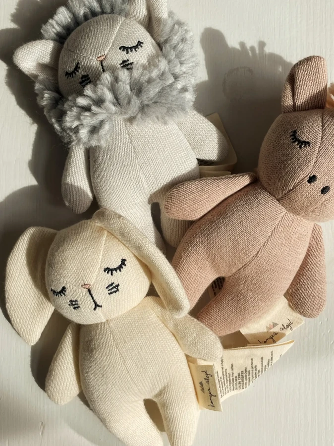 Przytulanka sensoryczna Mini Króliczek - off white / Konges Slojd