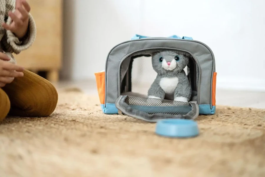 Kotek z torbą transportową i zestawem do pielęgnacji / Small Foot