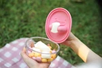 Innowacyjny pojemnik na przekąski FINGER SNACK BOWL - Peony Pink / Monchi
