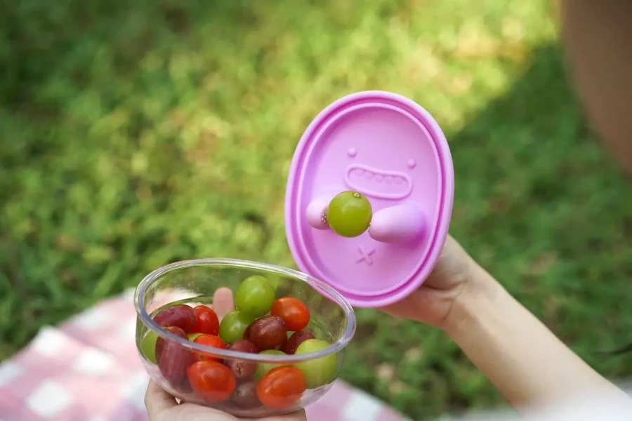 Innowacyjny pojemnik na przekąski FINGER SNACK BOWL - Lavender Purple / Monchi