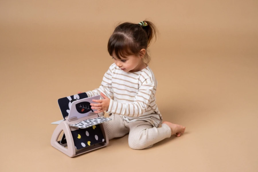 Obracająca się książeczka grzechocząca Tummy Time - Czarno-Biała / Taf Toys
