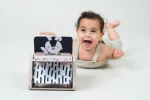 Obracająca się książeczka grzechocząca Tummy Time - Czarno-Biała / Taf Toys