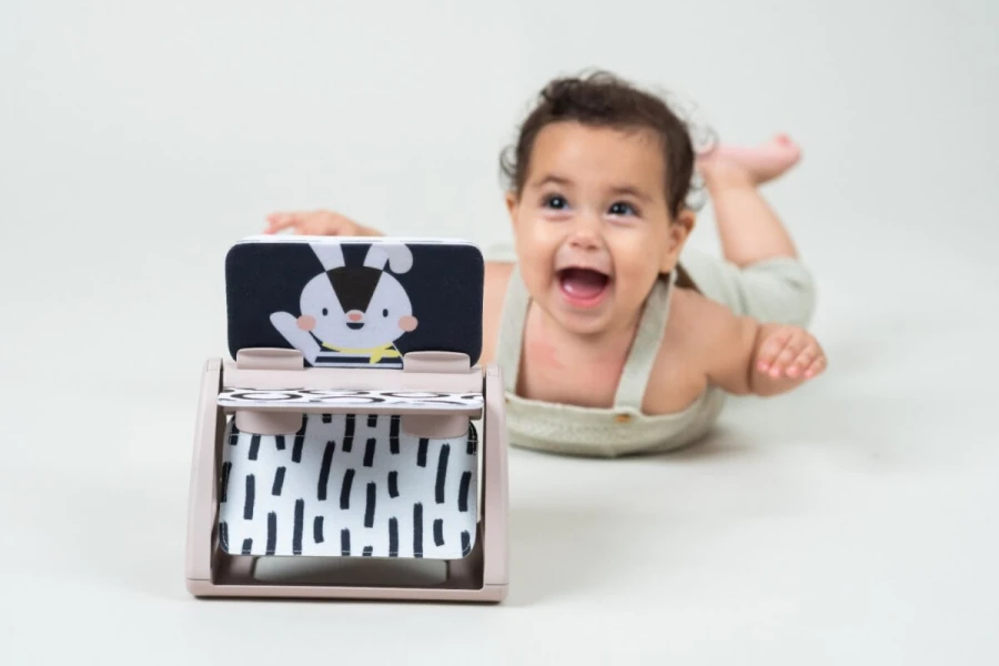 Obracająca się książeczka grzechocząca Tummy Time - Czarno-Biała / Taf Toys