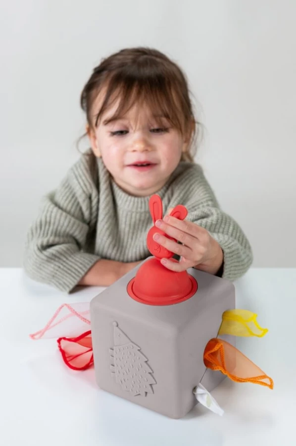 Interaktywna kostka z wyskakującymi chusteczkami / Taf Toys