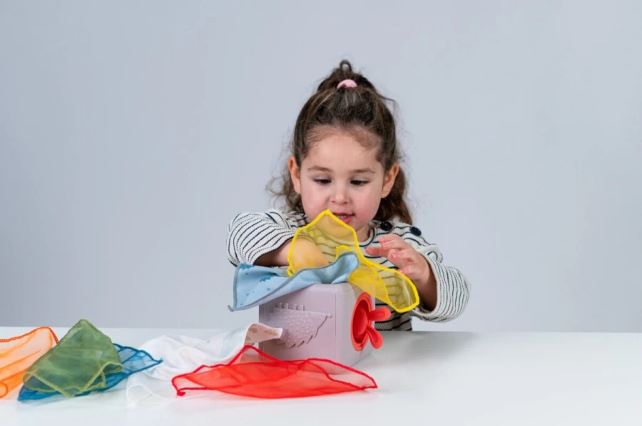 Interaktywna kostka z wyskakującymi chusteczkami / Taf Toys