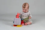 Interaktywna kostka z wyskakującymi chusteczkami / Taf Toys