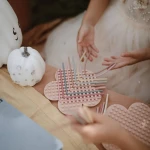 Tablica sensoryczna, labirynt, przeplatanka Kwiatek / Mushie
