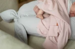 USZKODZONE OPAKOWANIE: Poduszka ciążowa uniwersalna NEST - jasny szary / Puuki