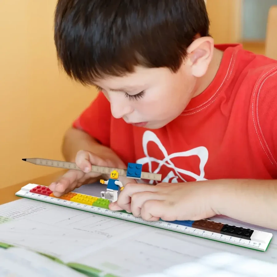 Linijka z klocków LEGO® do zbudowania z Minifigurką / LEGO®