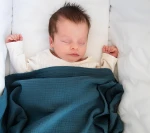 Otulacz bawełniany dla niemowląt 100×80 cm - błękit oceanu / Lullalove