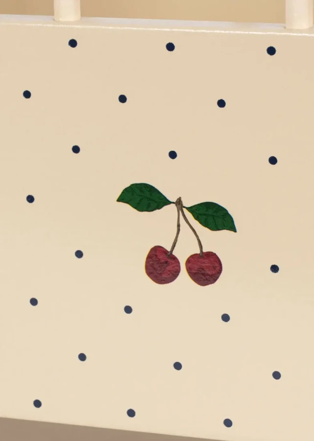 Drewniane łóżeczko dla lalek - big cherry / Konges Slojd