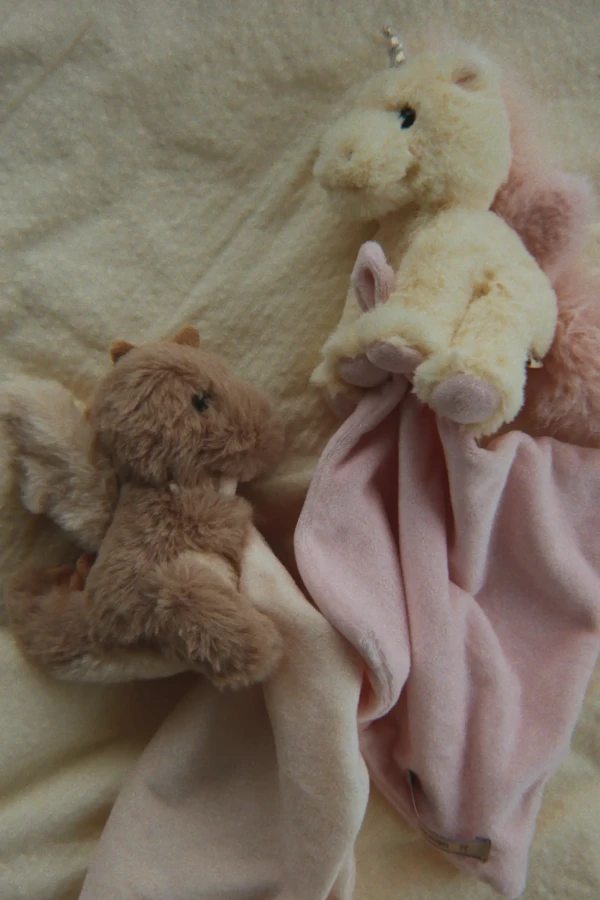 Kocyk przytulanka doudou Jednorożec - off white unicorn / Konges Slojd