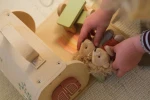Domek z bali z figurkami przyjaciół / Egmont Toys