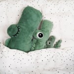 Grzechotka sensoryczna puszysty Croco green / Done by Deer