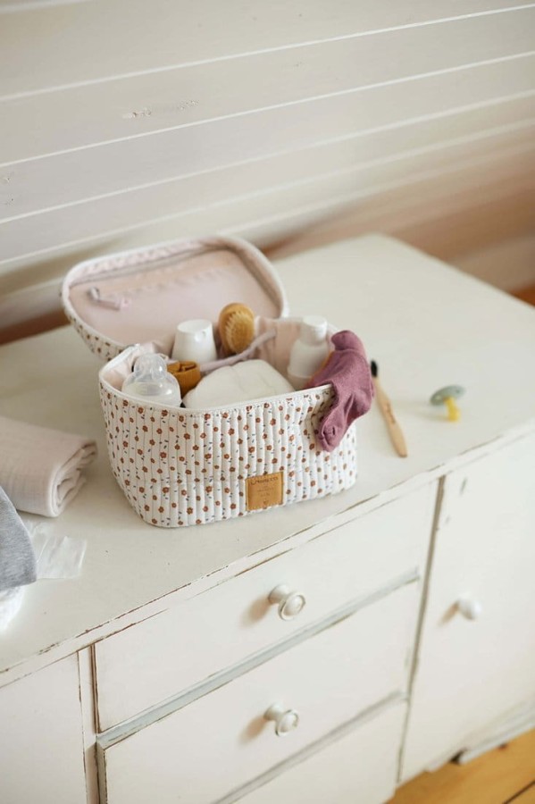 Kuferek podróżny na akcesoria Flowers White / Lassig