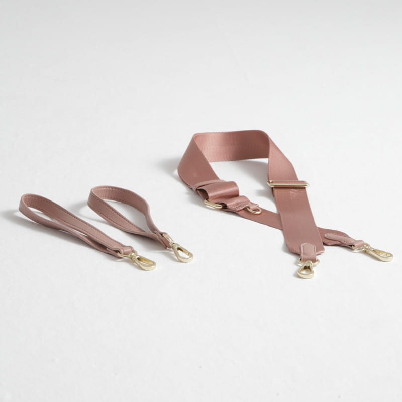4578-joissy-organizer-do-wozka-listonoszka-dla-mamy-vera-chic-pink-rozowa-4-zaczepy-do-wozka-pasek-na-ramie.jpg