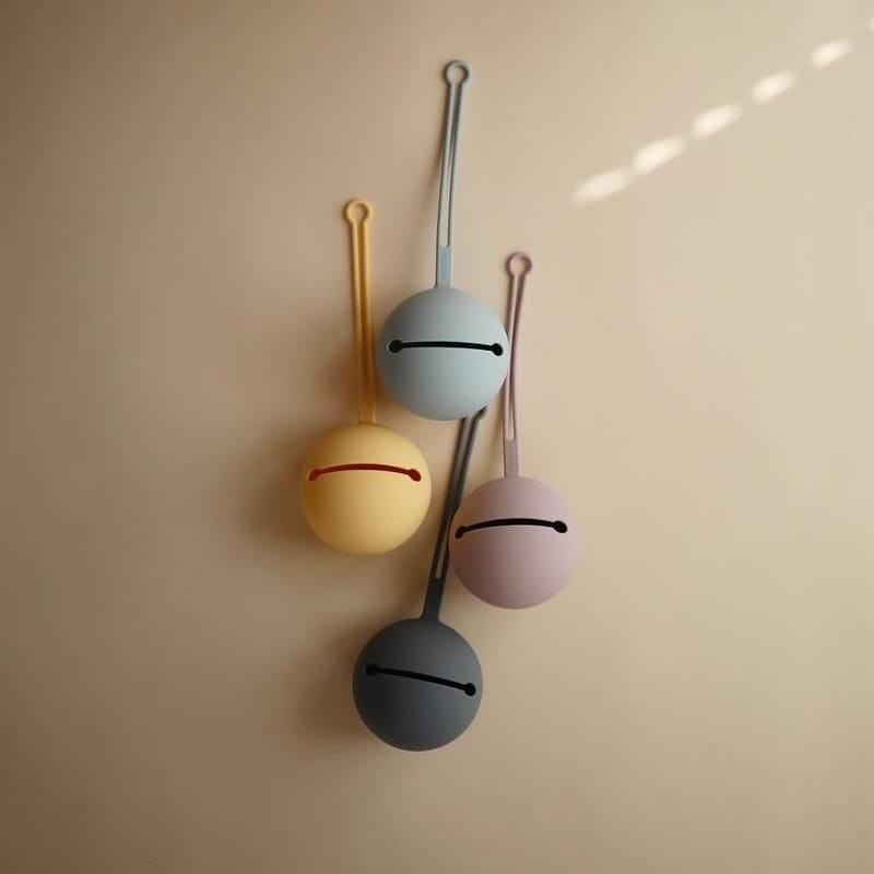 mushie-etui-na-smoczek-do-wozka-kula-ball-pale-daffodil (2).jpg