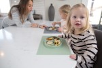 Silikonowy talerzyk z podkładką 2w1 Happy Mat pastelowa zieleń / EZPZ
