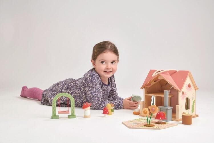 Przenośny, leśny domek z wyposażeniem i laleczkami / Tender Leaf Toys